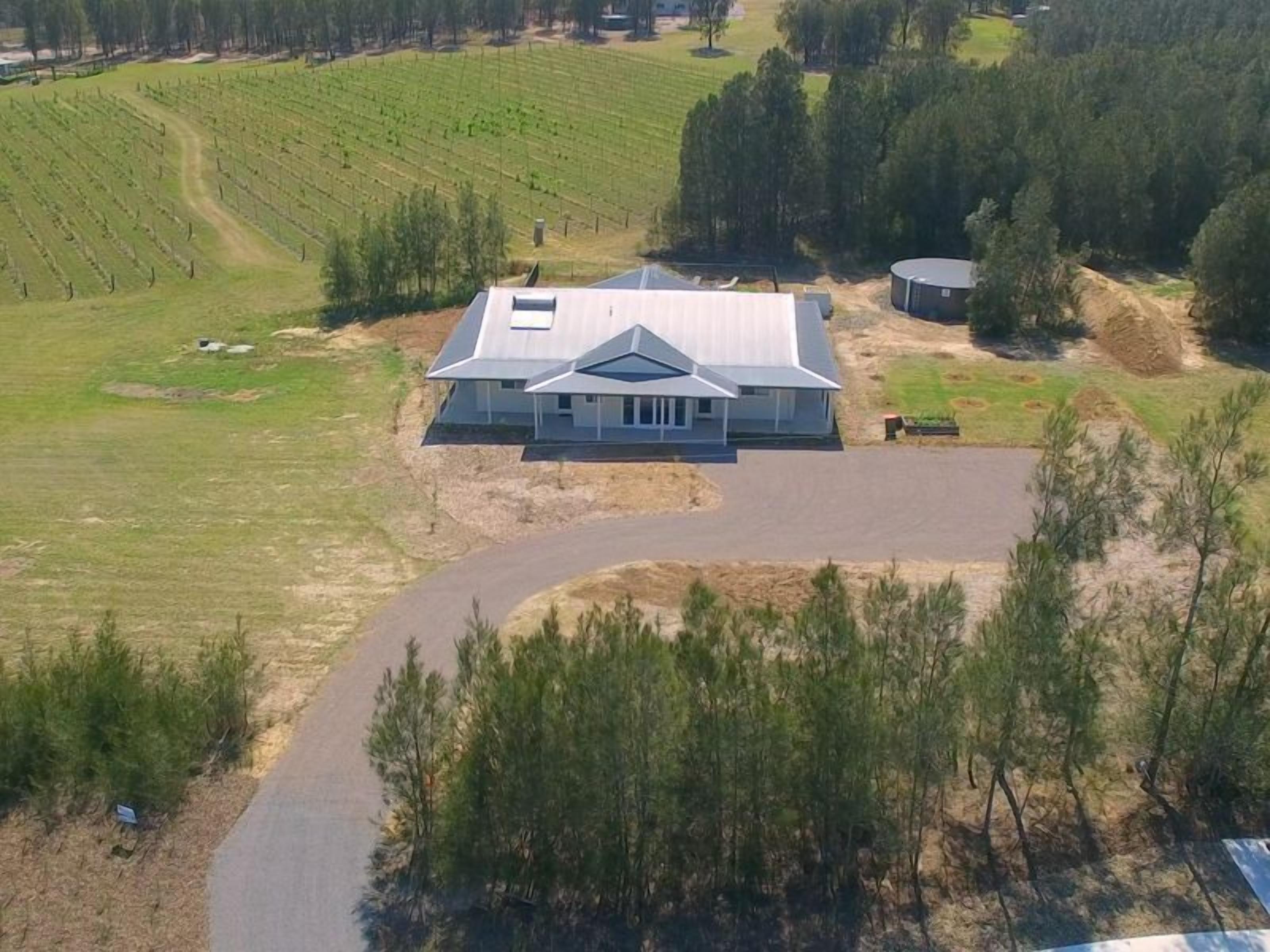 Casa Siena  Hunter Valley 5 king size rooms all with full en-suites. On vineyard — image 19