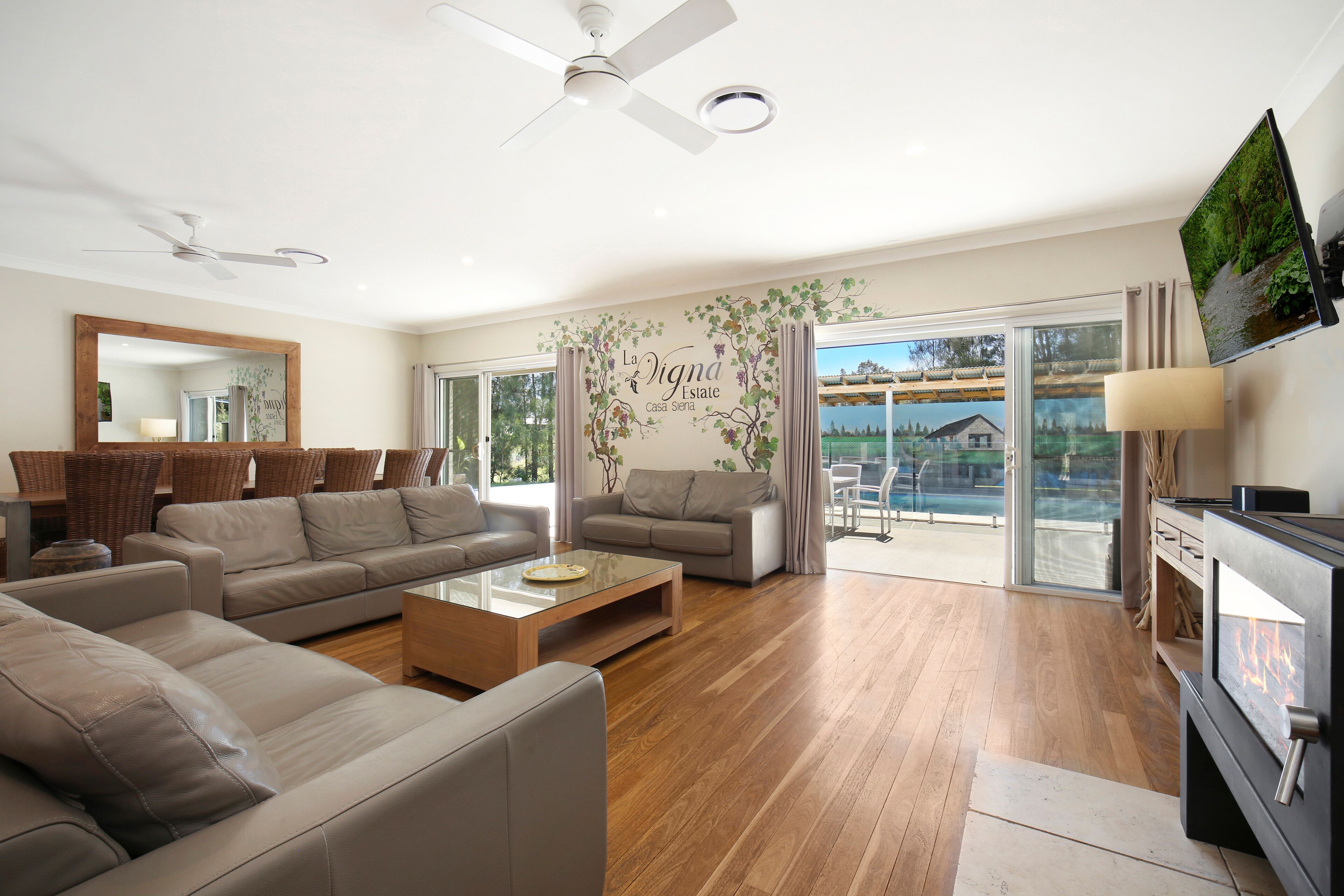 Casa Siena  Hunter Valley 5 king size rooms all with full en-suites. On vineyard — image 4