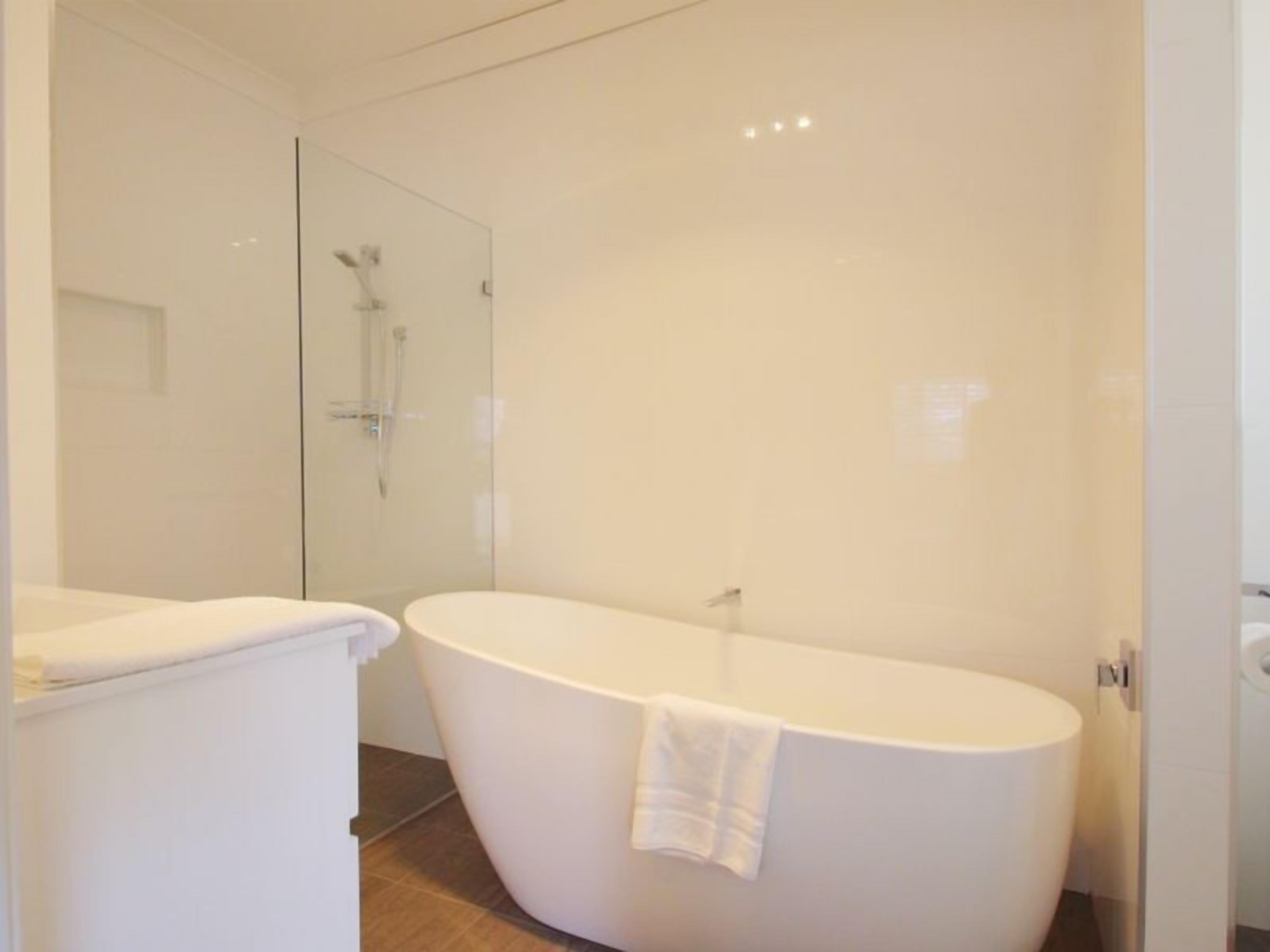 Casa Siena  Hunter Valley 5 king size rooms all with full en-suites. On vineyard — image 17