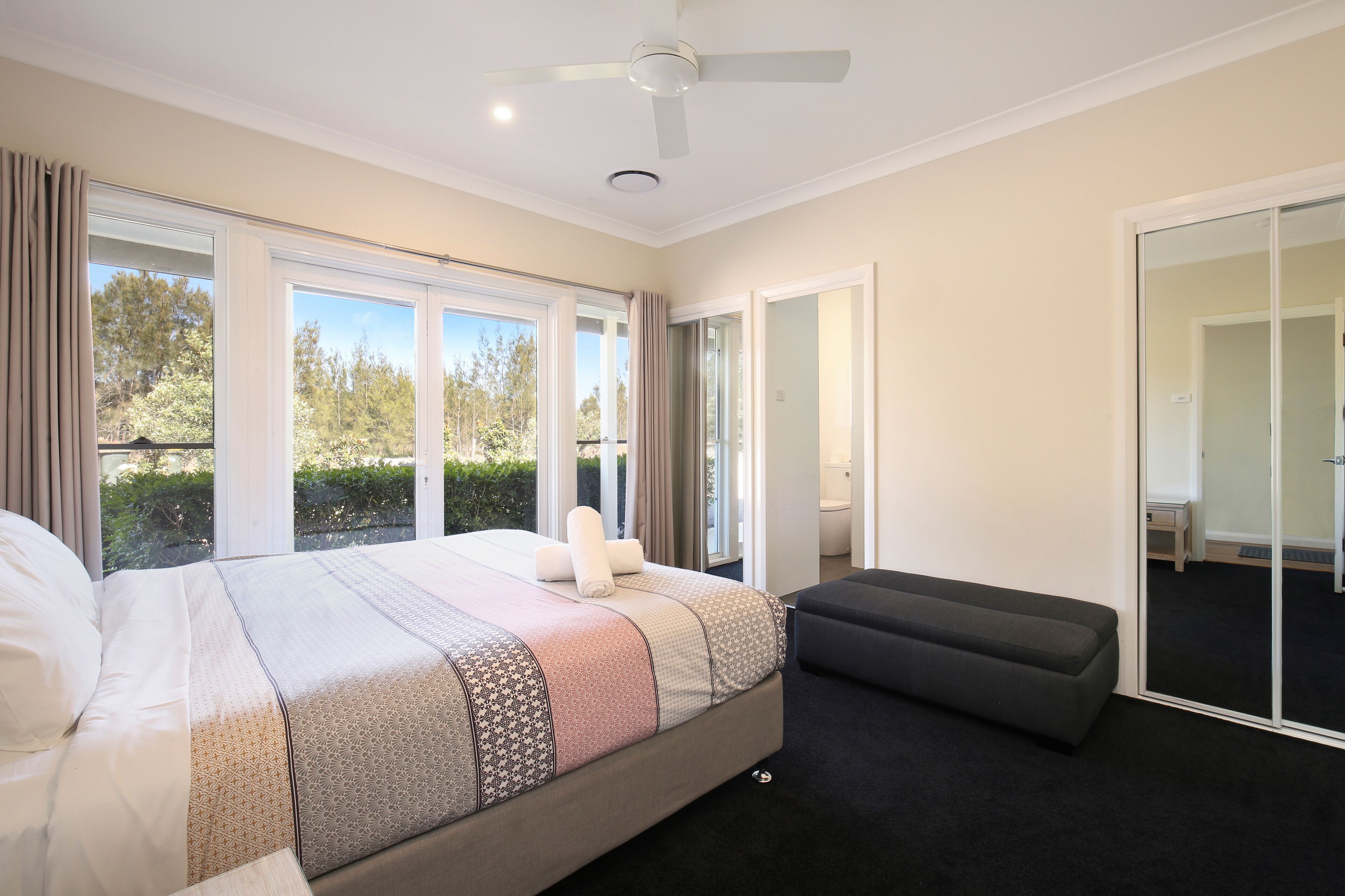 Casa Siena  Hunter Valley 5 king size rooms all with full en-suites. On vineyard — image 11