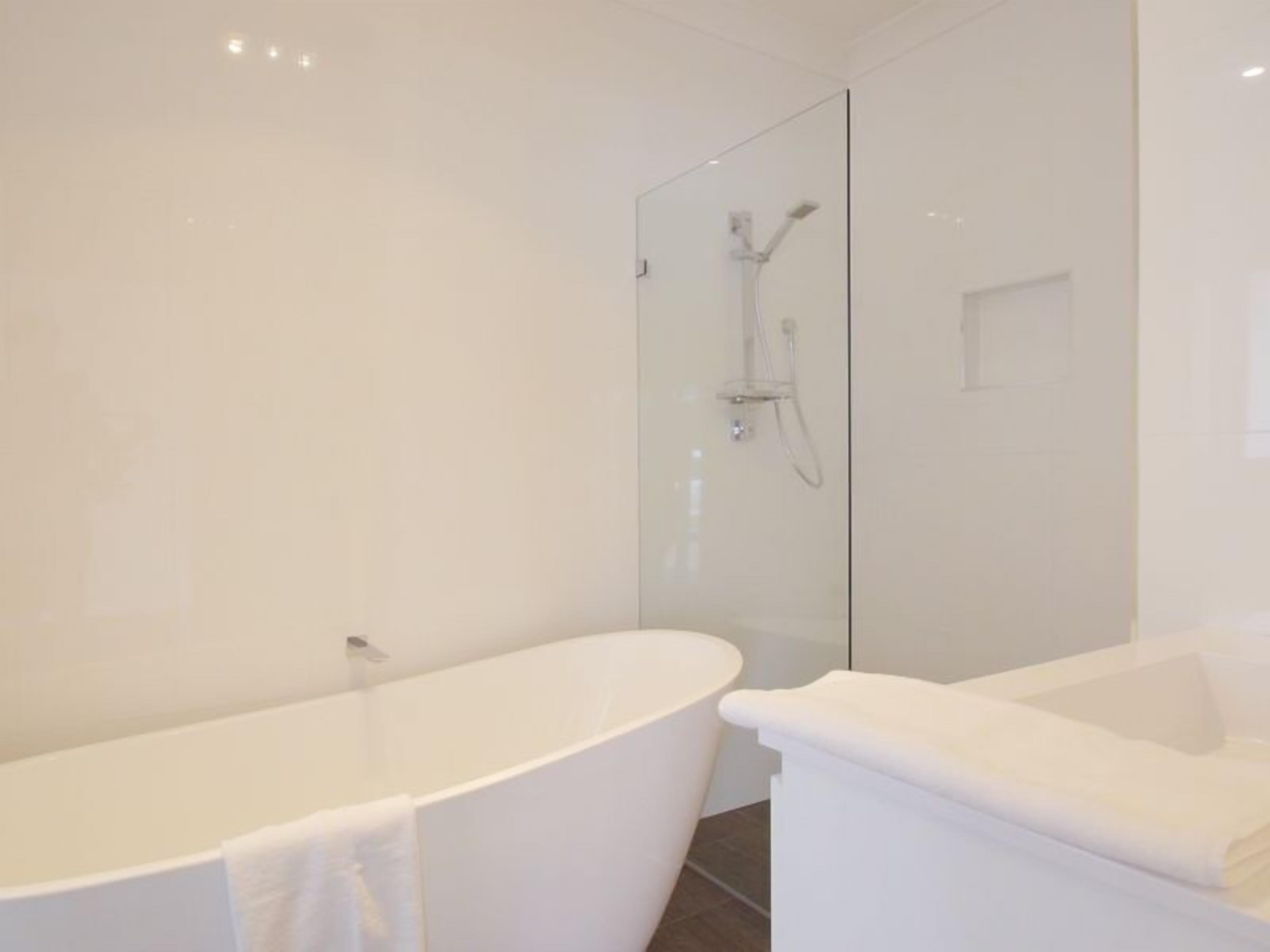 Casa Siena  Hunter Valley 5 king size rooms all with full en-suites. On vineyard — image 16