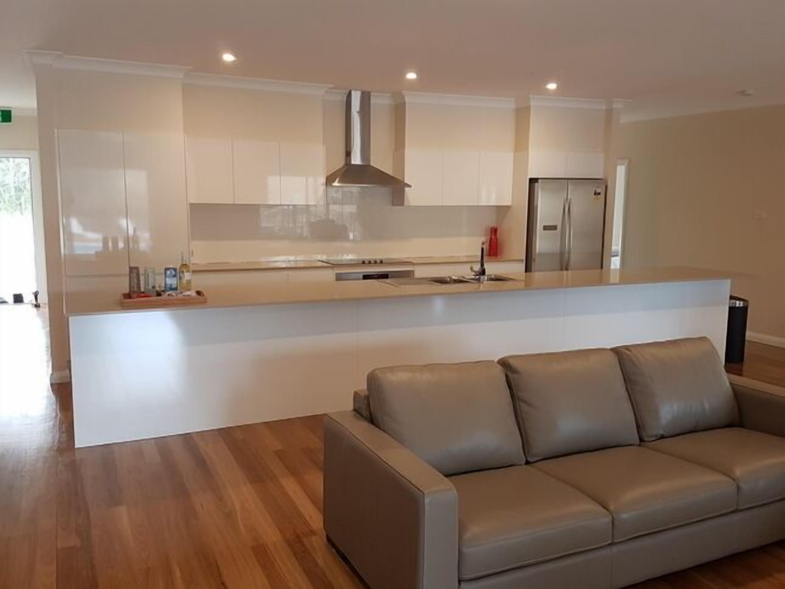 Casa Siena  Hunter Valley 5 king size rooms all with full en-suites. On vineyard — image 9