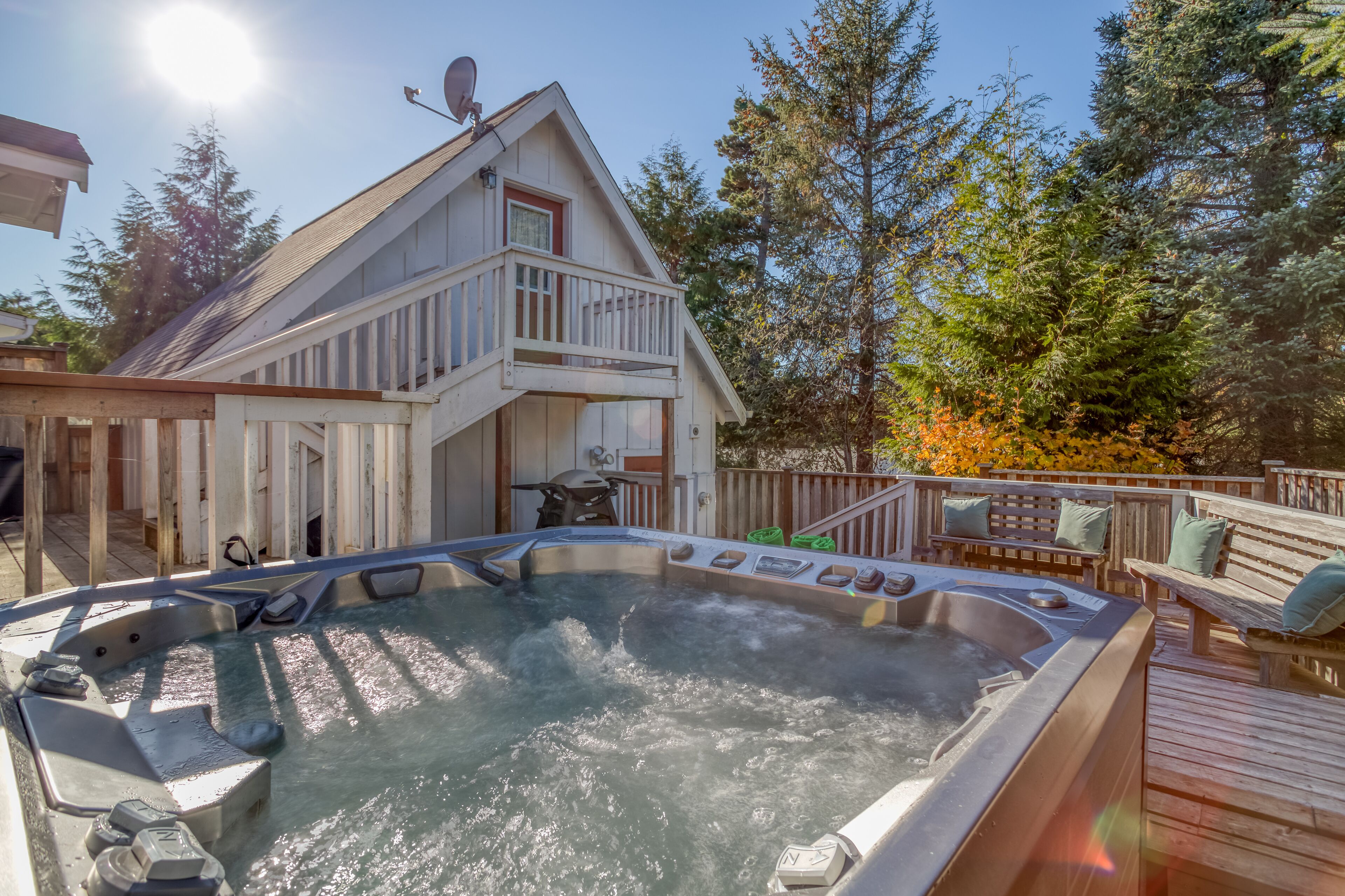 Charming Modern Cottage By Park and Café Has King Suite, Hot Tub!