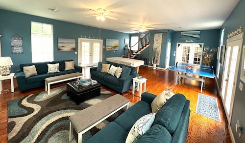 ALL SEASON FUN! Open Layout~XL Rec rm~Tennis/Pool tbs~Hot Tub~Fire Pit~Grill~FPs