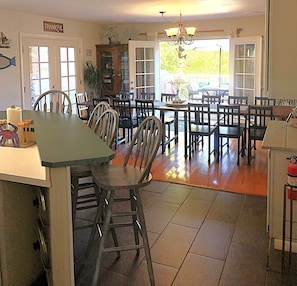 Dining - ALL SEASON FUN! Open Layout~XL Rec rm~Tennis/Pool tbs~Hot Tub~Fire Pit~Grill~FPs (Ocean View)