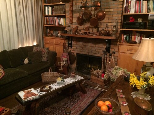 Charming 3rd Flr Bedroom with Private Bath & Roof-Deck & Parking