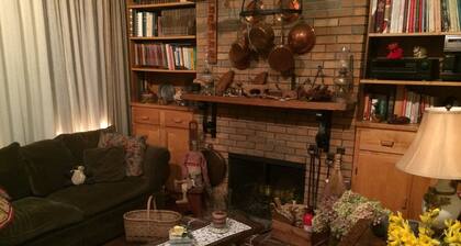Charming 3rd Flr Bedroom with Private Bath & Roof-Deck & Parking