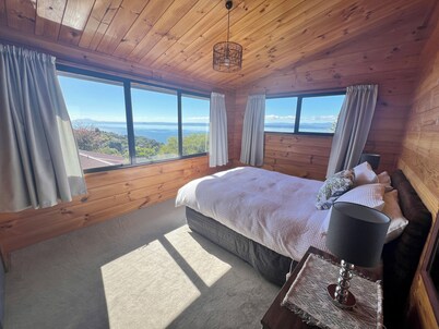 Lake views, boating, skiing and hot pools