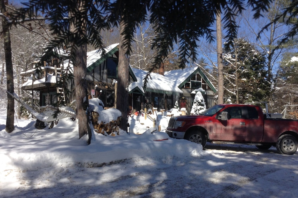 BUNK'D Private Cabin 1mile from 30' Waterfall WIFI &Cable, tent in yard. Dogs ok