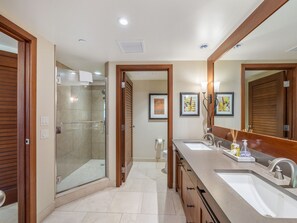 Kombination af bruser/badekar, hårtørrer, håndklæder