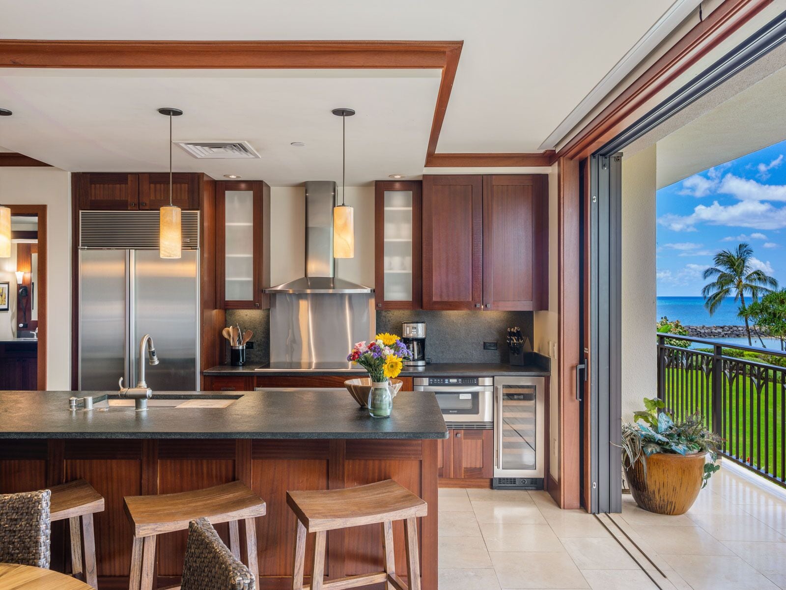 Réfrigérateur, four à micro-ondes, un four, surface de cuisson