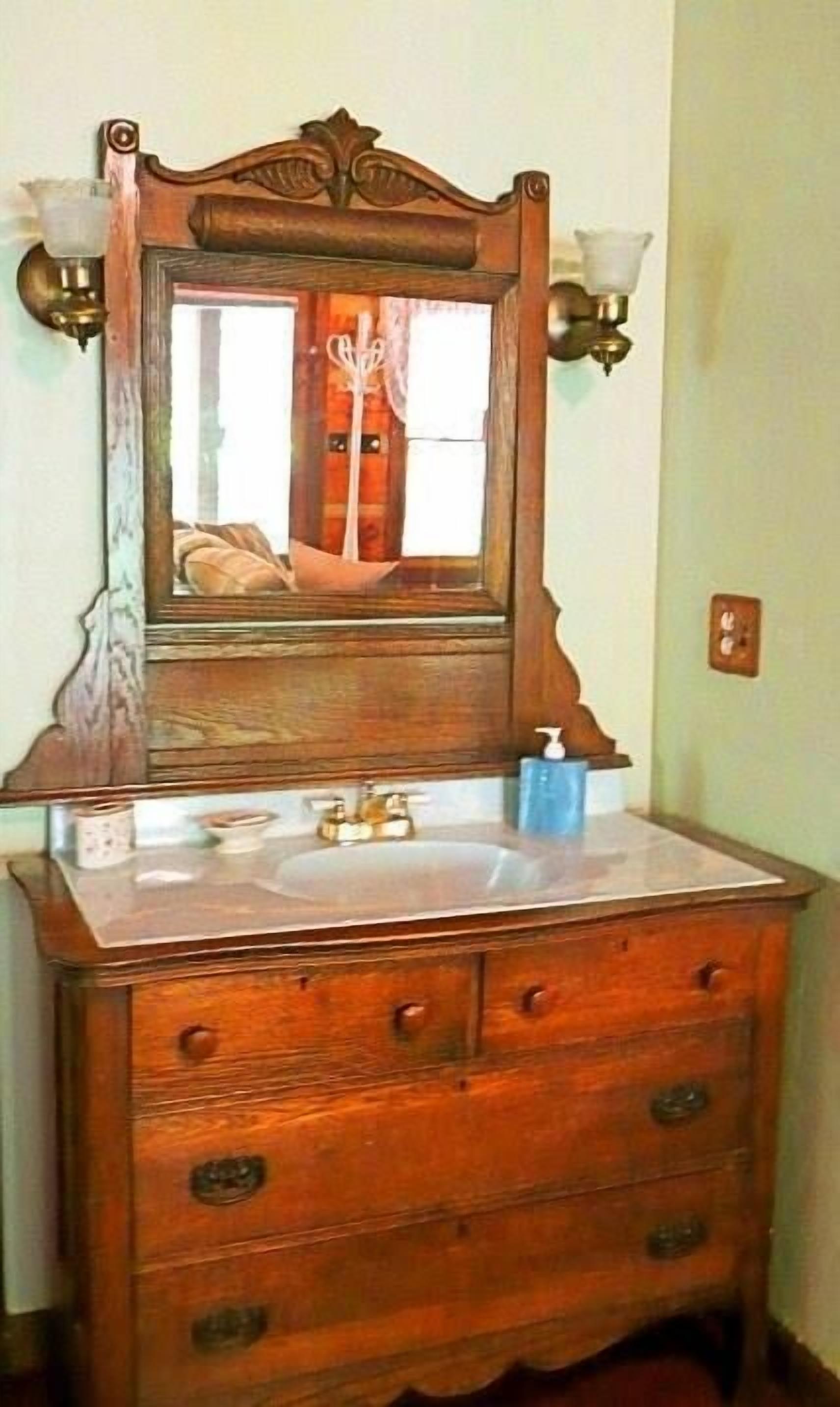 Laurelwood Falls Cabin-A Romantic Creek Side Retreat with Waterfalls too!