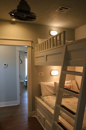 3 bedrooms, iron/ironing board, free WiFi, bed sheets - Sea, Sand & Stars - Beautiful Home, 2 minute walk to Beach (Crystal Beach)