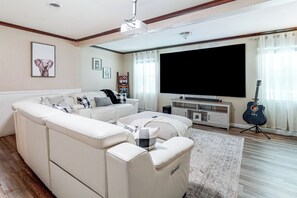Televisión, chimenea, videojuegos y reproductor de DVD 