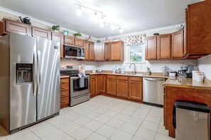 Coffee/tea maker, fridge, microwave, stovetop - ~ 1 Mi to Dollywood: Home w/ Hot Tub & Grill (Pigeon Forge)