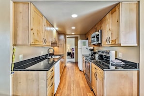 Jääkaappi, mikroaaltouuni, uuni, liesi