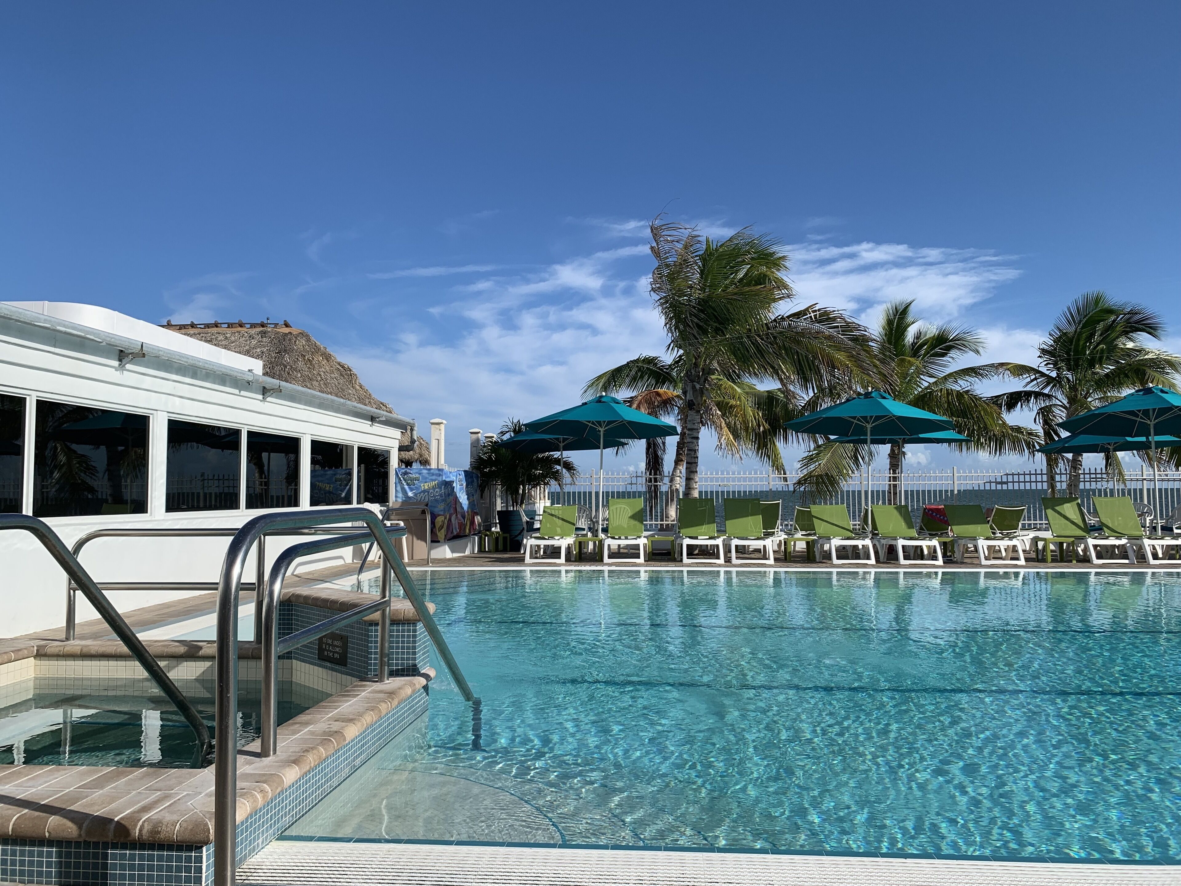 Een buitenzwembad, een verwarmd zwembad