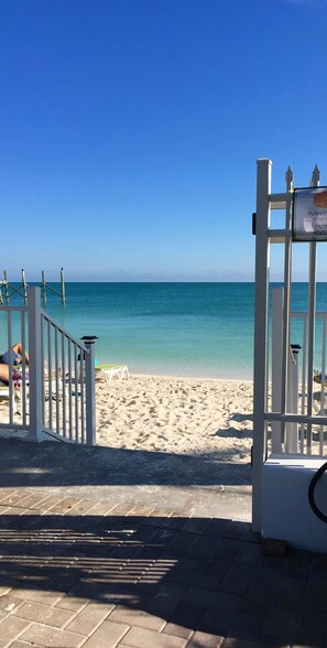 On the beach - KCB-access Private Cabana Club, Dock on Canal, PET Friendly, Pickle ball courts (key colony Beach)