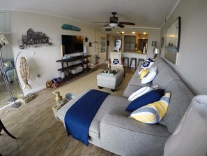 Smart TV, DVD player, ping pong - Beautiful Condo - Moon Bay - Waterfront - Spectacular Views in Key Largo (Key Largo)