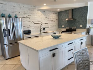 Fridge, microwave, oven, stovetop - Beautiful Condo - Moon Bay - Waterfront - Spectacular Views in Key Largo (Key Largo)