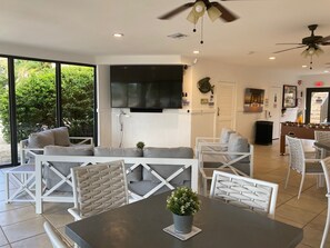 Dining - Beautiful Condo - Moon Bay - Waterfront - Spectacular Views in Key Largo (Key Largo)