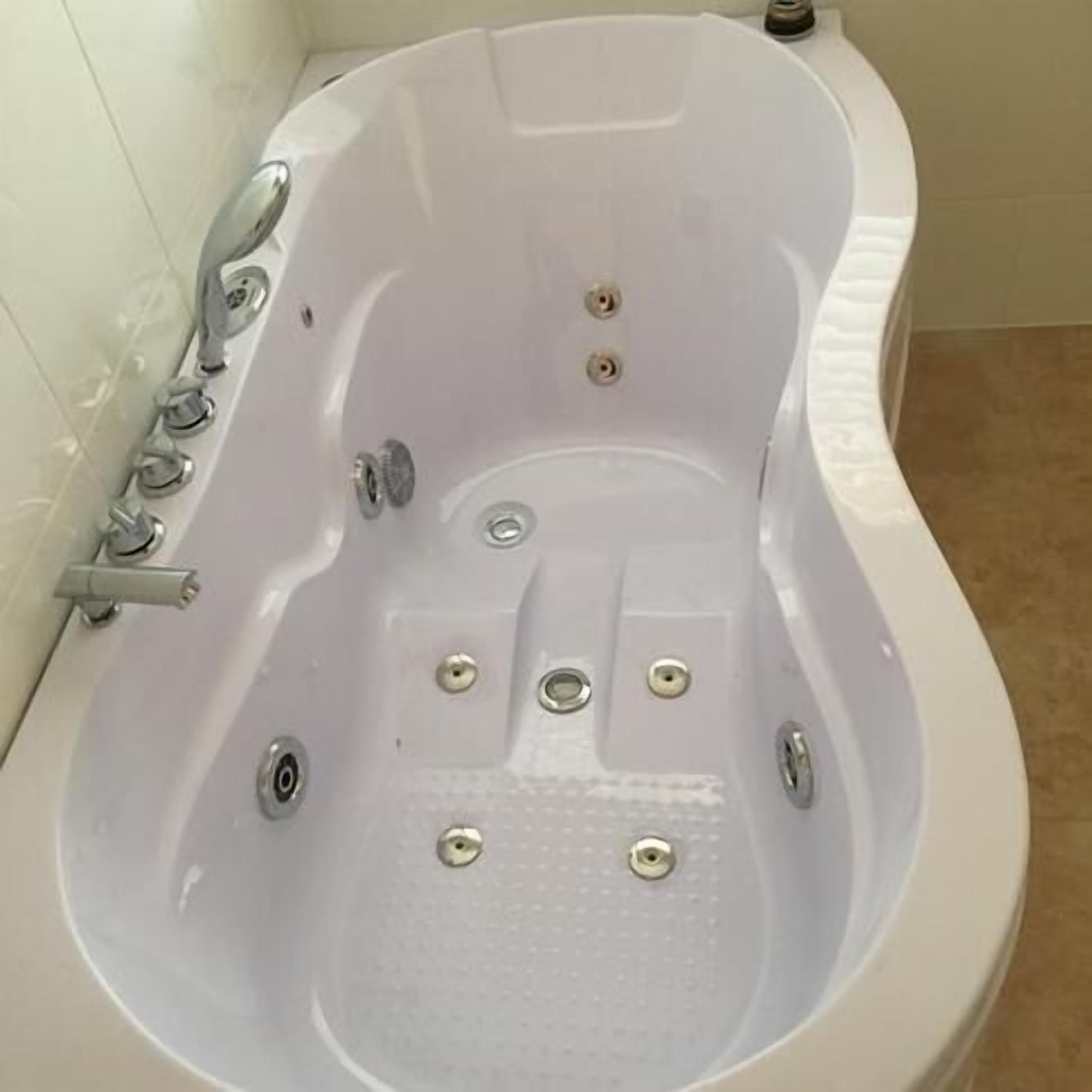 The Only white Beachfront House in pt Broughton - 3 Beds + spa PET Friendly — image 16