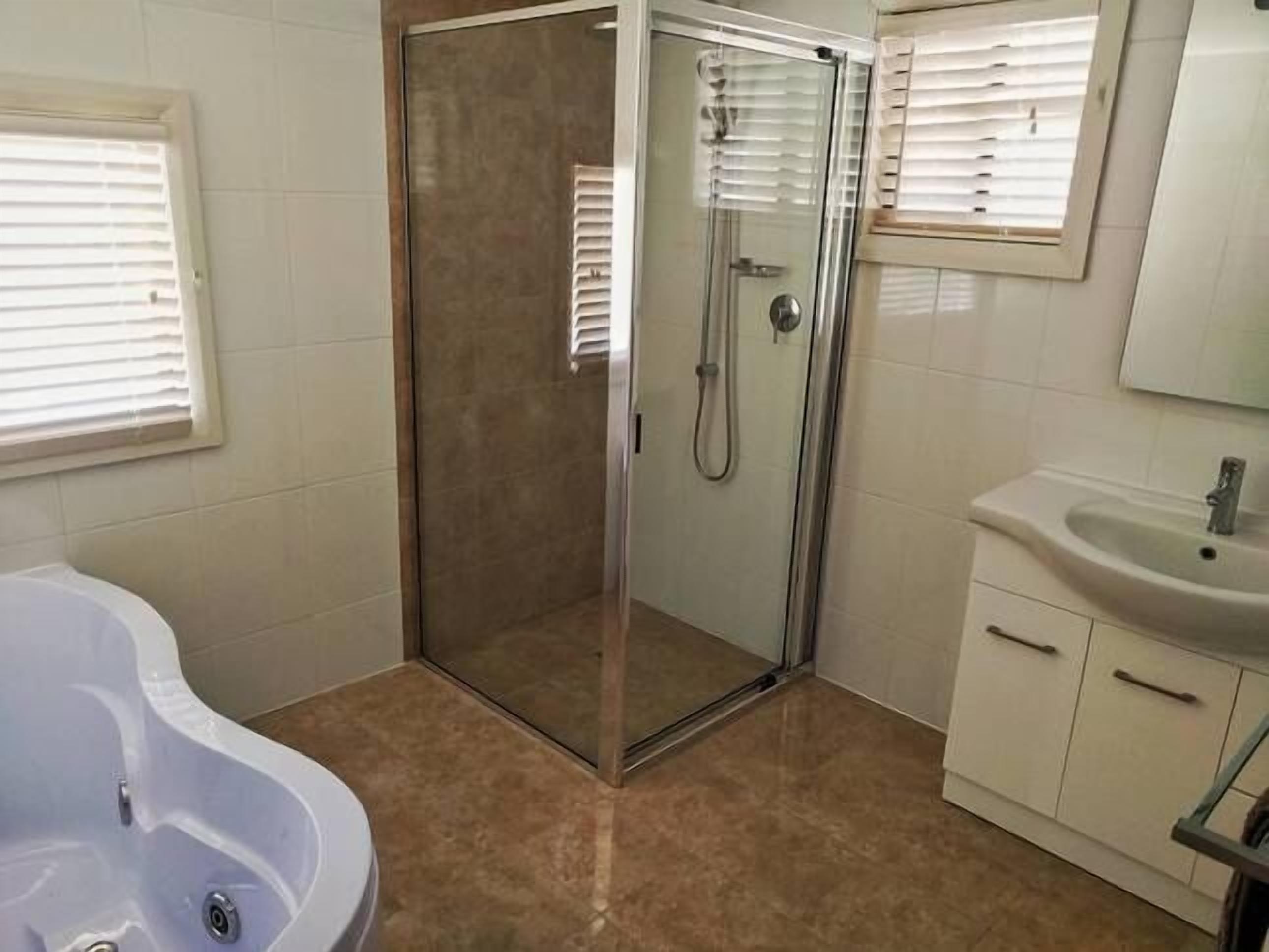 The Only white Beachfront House in pt Broughton - 3 Beds + spa PET Friendly — image 17