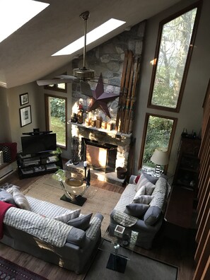 Smart TV, chimenea, reproductor de DVD y futbolito 