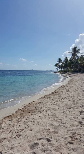 Am Strand, Liegestühle, Strandtücher