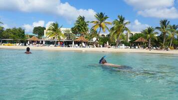 En la playa, camastros y toallas de playa
