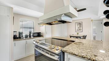 Kühlschrank, Mikrowelle, Herdplatte, Kochgeschirr/Geschirr/Besteck