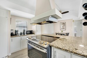 Kühlschrank, Mikrowelle, Esstisch