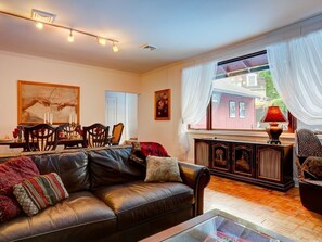 Smart TV, chimenea y libros 