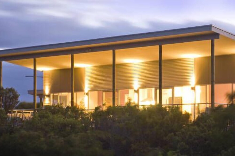 Lagoon House with breathtaking views and only minutes to the beach