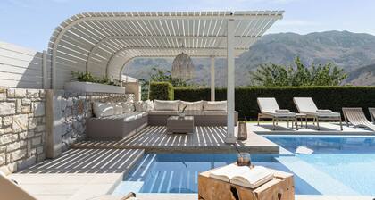 Villa familiale avec grande piscine dans un cadre idyllique, vue mer / montagne