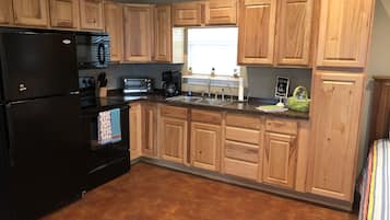 Full-size fridge, microwave, oven, stovetop