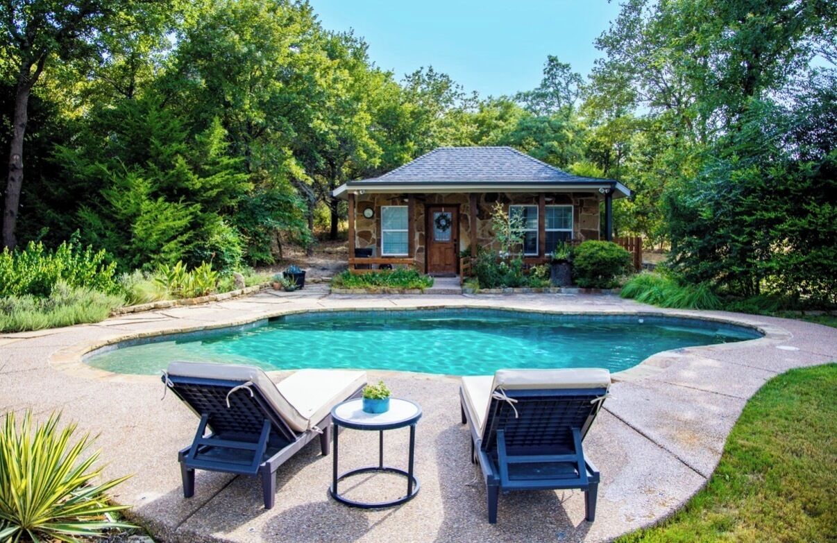 Una piscina al aire libre
