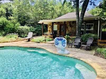 Paradise in the country. Guest house with pool. Pet friendly. No cleaning fees. 