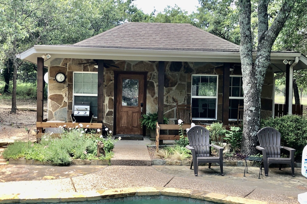 Paradise in the country. Guest house with pool. Pet friendly. No cleaning fees.
