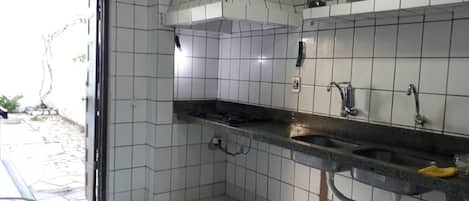 Fridge, oven, stovetop, coffee/tea maker