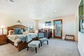 4 bedrooms, iron/ironing board, WiFi, bed sheets