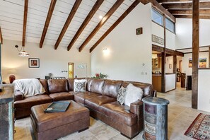 TV, fireplace, DVD player, foosball - Great for Traveling professionals? Perfect for longer stays! (Santa Fe)