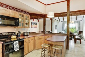 Fridge, microwave, oven, stovetop - Great for Traveling professionals? Perfect for longer stays! (Santa Fe)