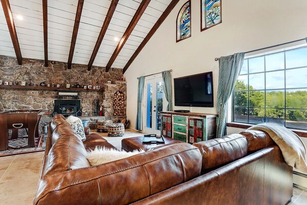 TV, fireplace, DVD player, foosball - Great for Traveling professionals? Perfect for longer stays! (Santa Fe)