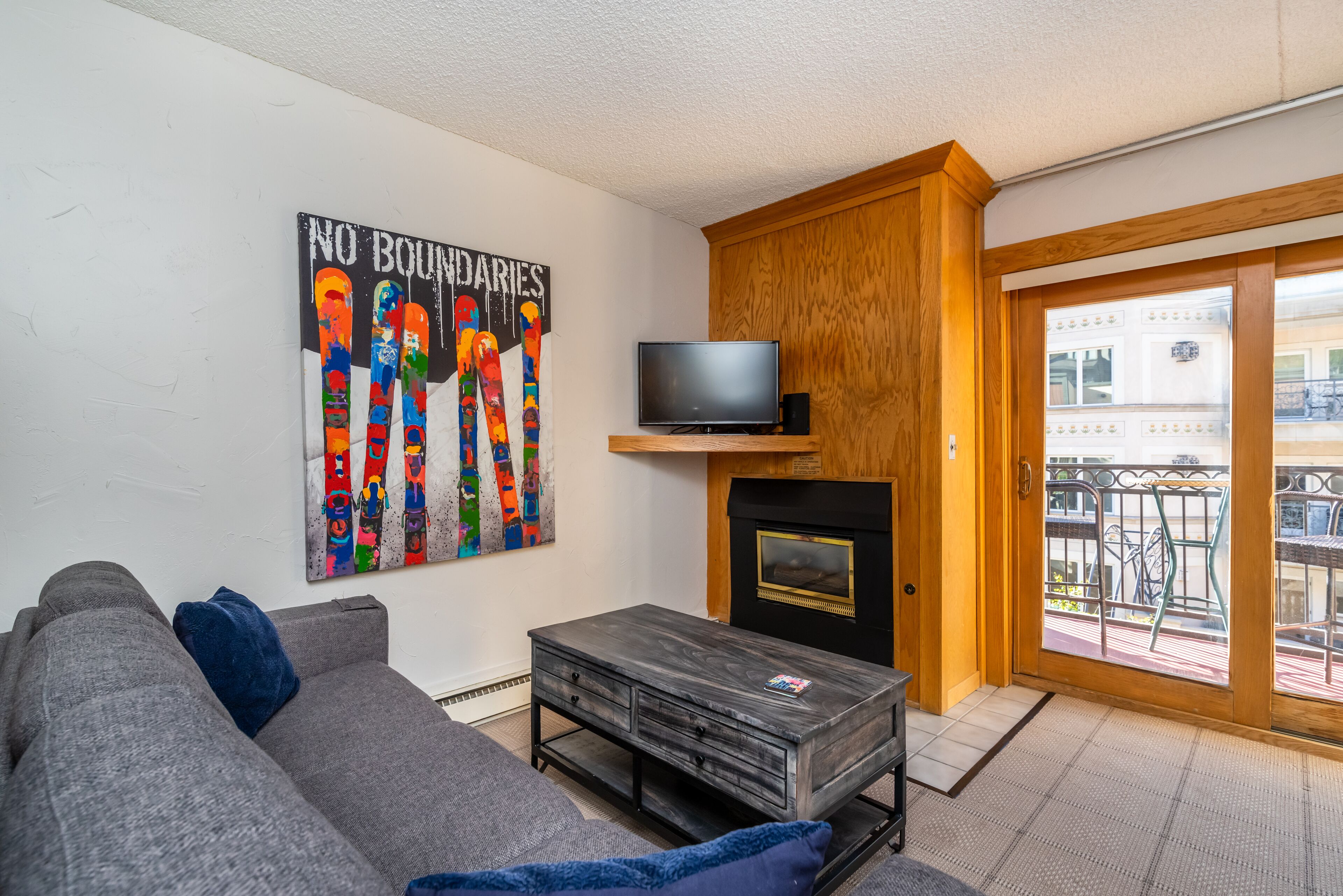 1 min. to slopes!Wake up & Ski! Steps to ski lift/gondola, shops & dining! 