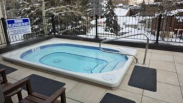 Tina de hidromasaje al aire libre