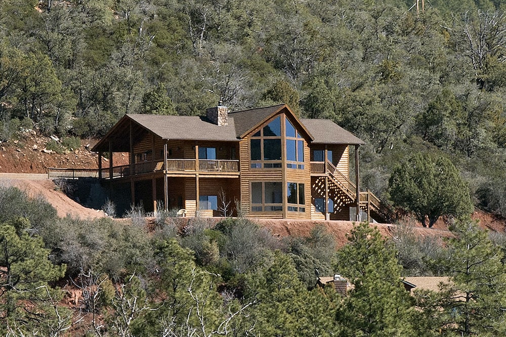 Large Cabin With Amazing Views!