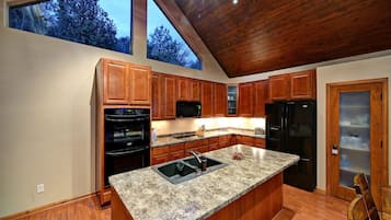 Geladeira, micro-ondas, fogão, cooktop