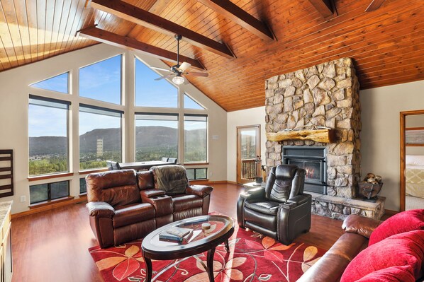 Téléviseur connecté, foyer, lecteur de DVD, table de baby-foot