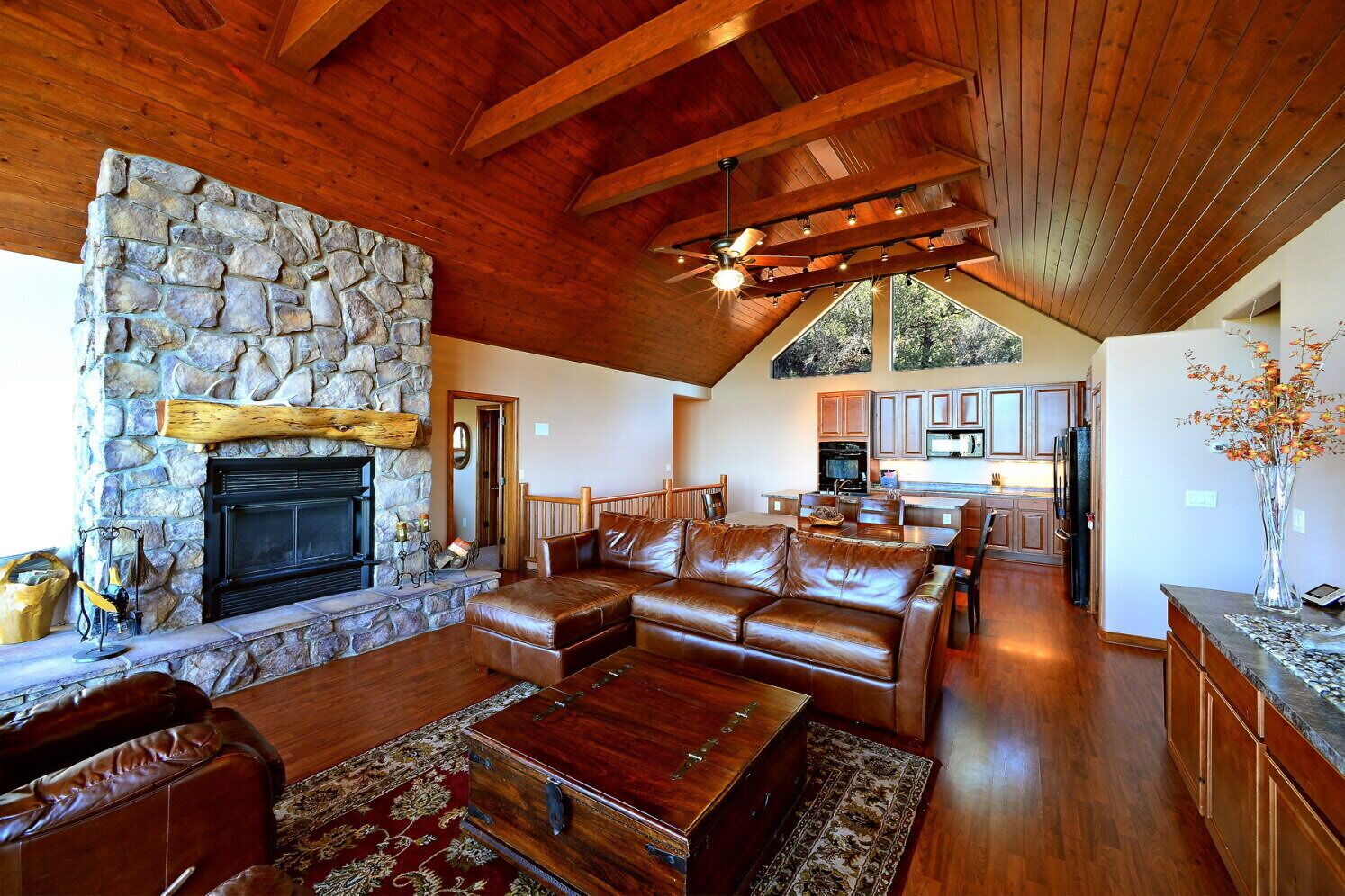 Large Cabin With Amazing Views!  